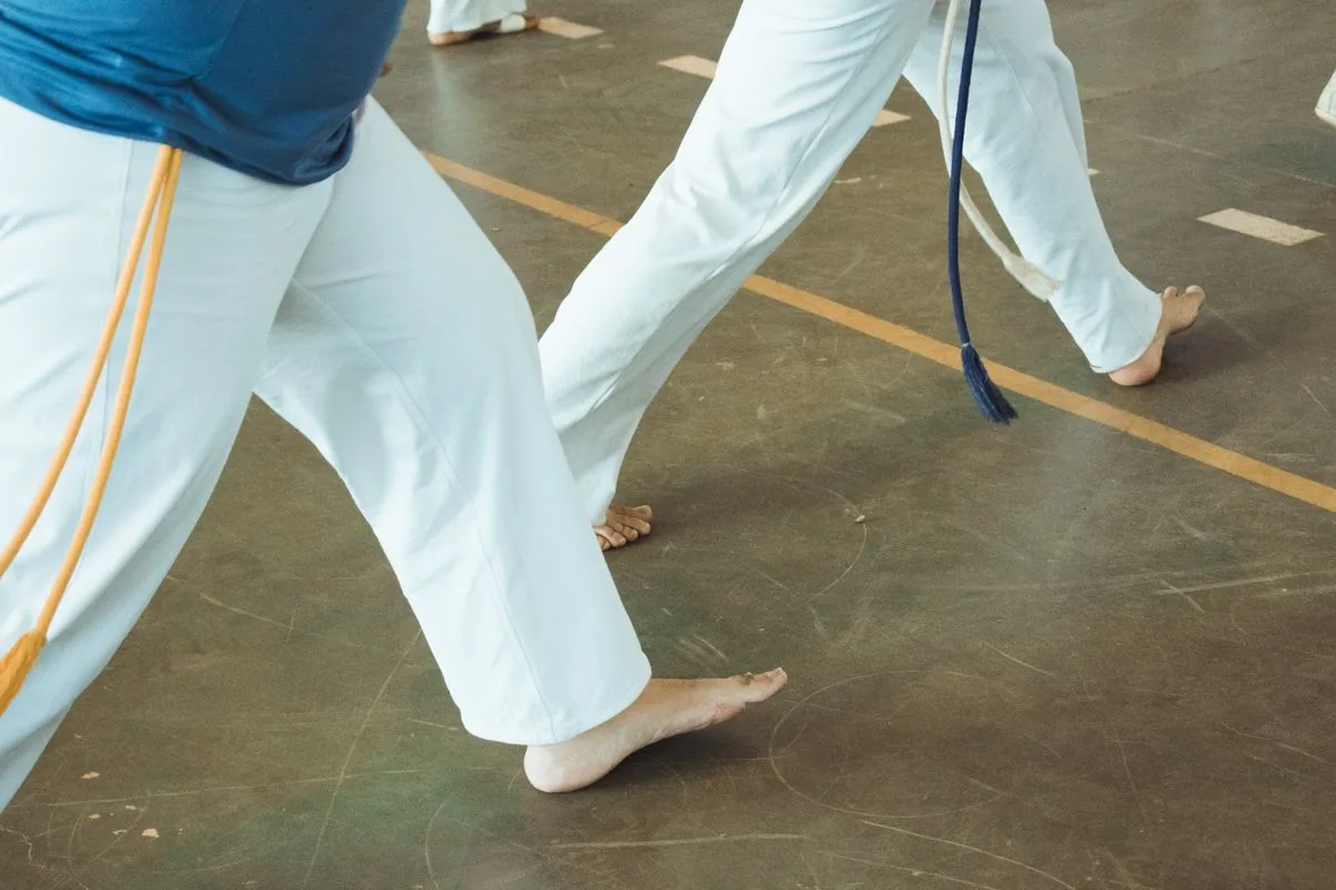 Entrenamiento de artes marciales en un espacio interior. Imagen de referencia para una marca ficticia.