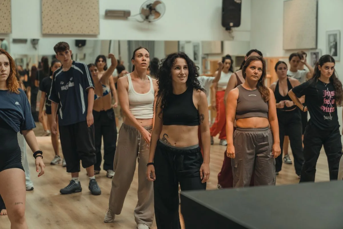 Clase grupal de baile en un estudio. Imagen de referencia para una marca ficticia.