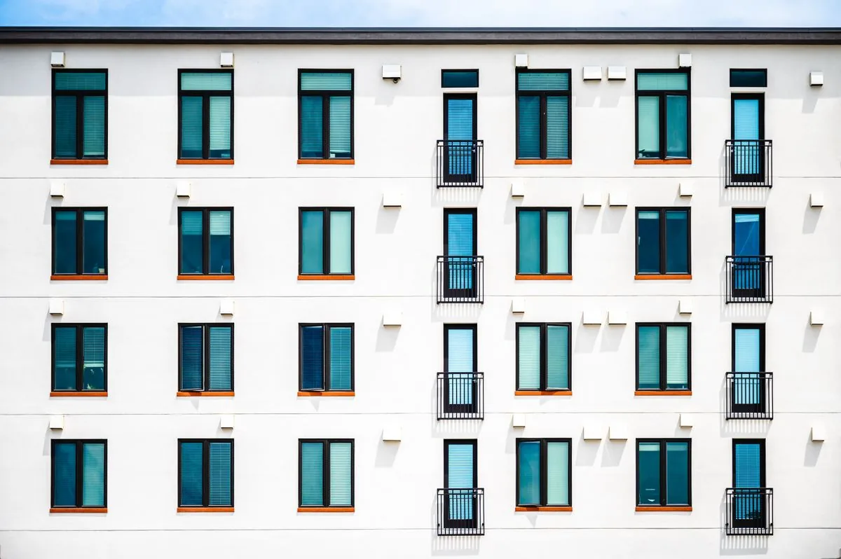 Fachada de un edificio residencial. Imagen de referencia para una marca ficticia.