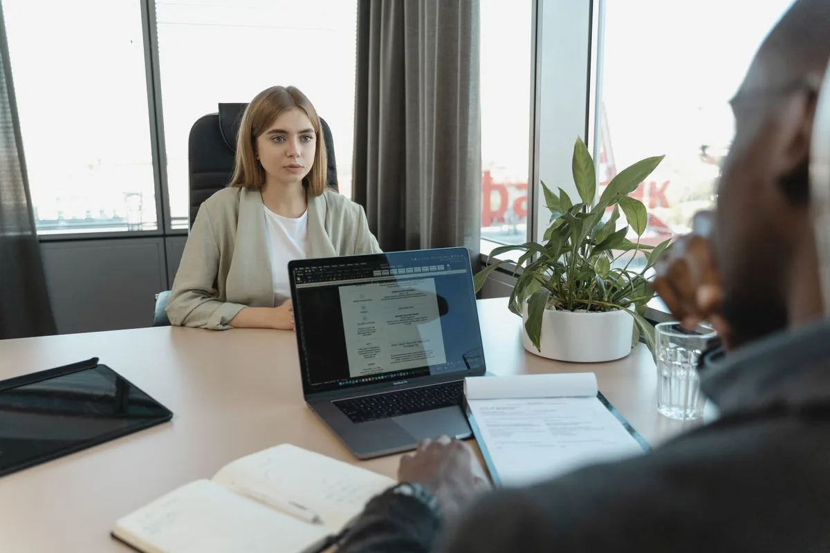 Entrevista de trabajo en una oficina. Imagen de referencia para una marca ficticia.