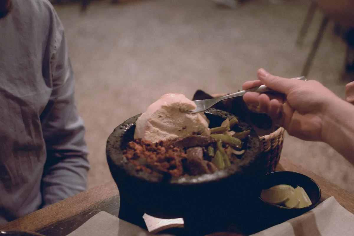 Platillo de comida mexicana. Imagen de referencia para una marca ficticia.