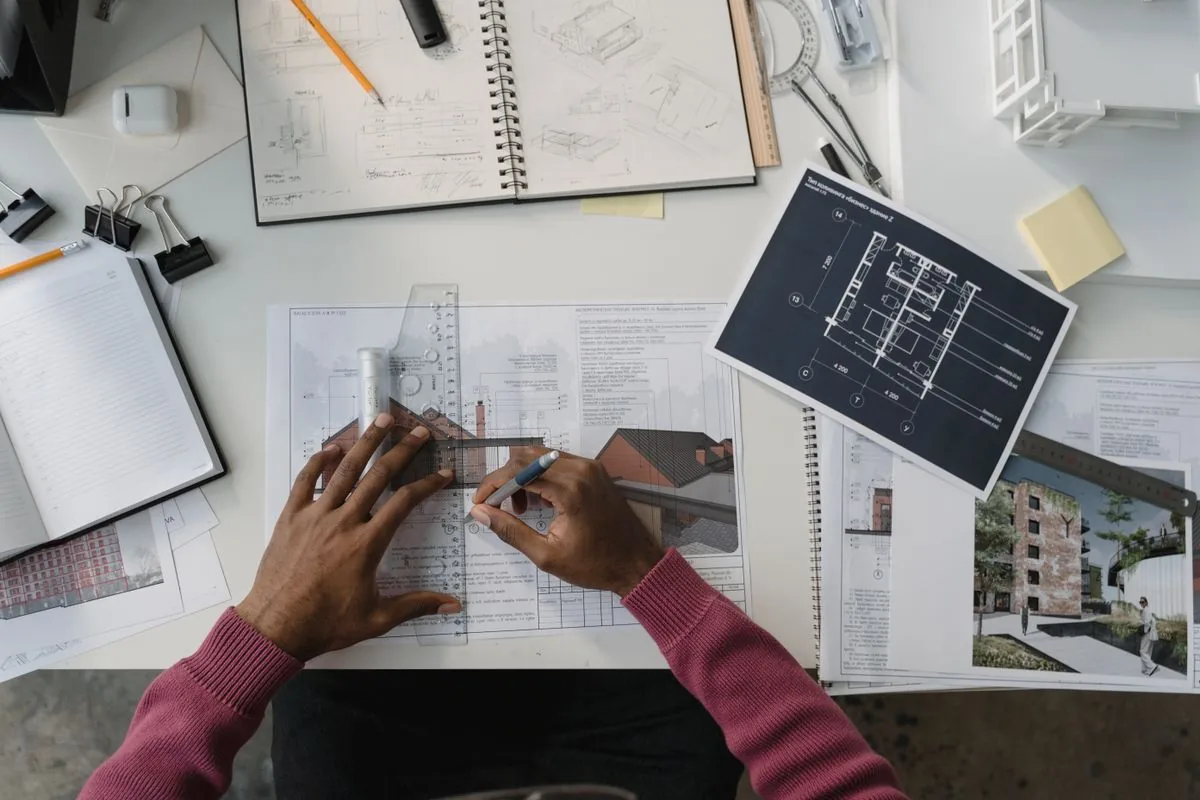 Arquitecto elaborando un diseño. Imagen de referencia para una marca ficticia.