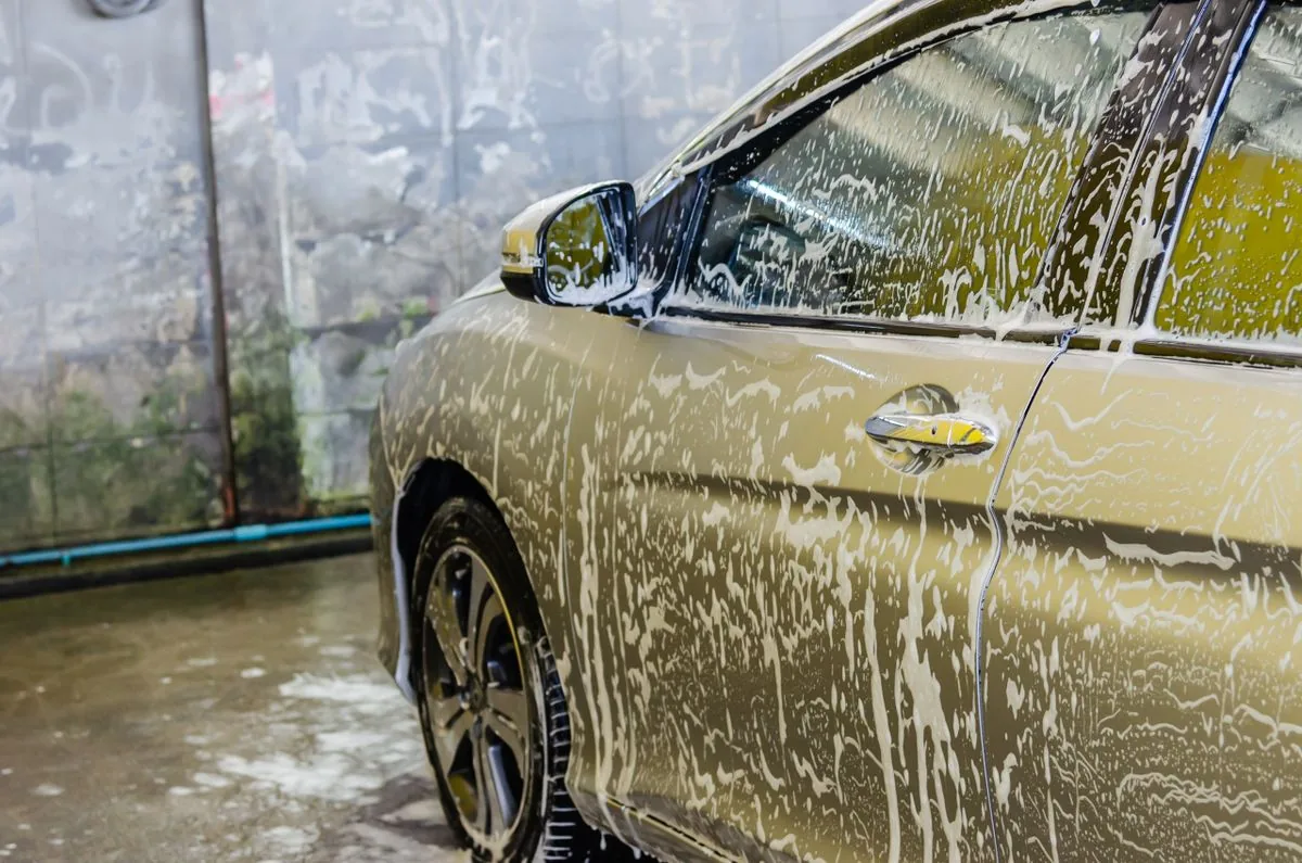 Aplicación de espuma durante el lavado de un automóvil. Imagen de referencia para una marca ficticia.
