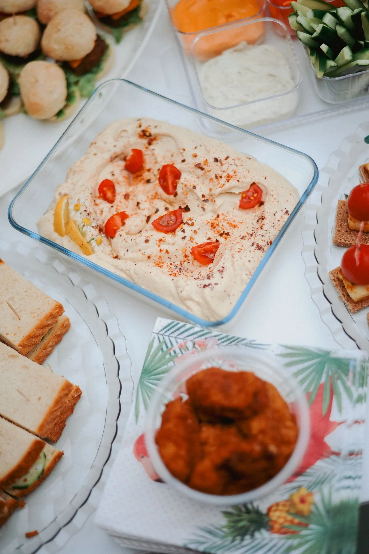 Variedad de alimentos dispuestos para un banquete. Imagen de referencia para una marca ficticia.