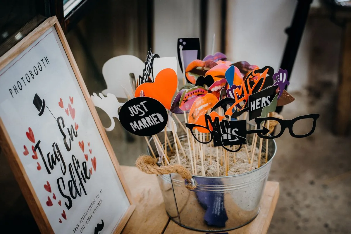 Accesorios para fotografías de celebración. Imagen de referencia para una marca ficticia.