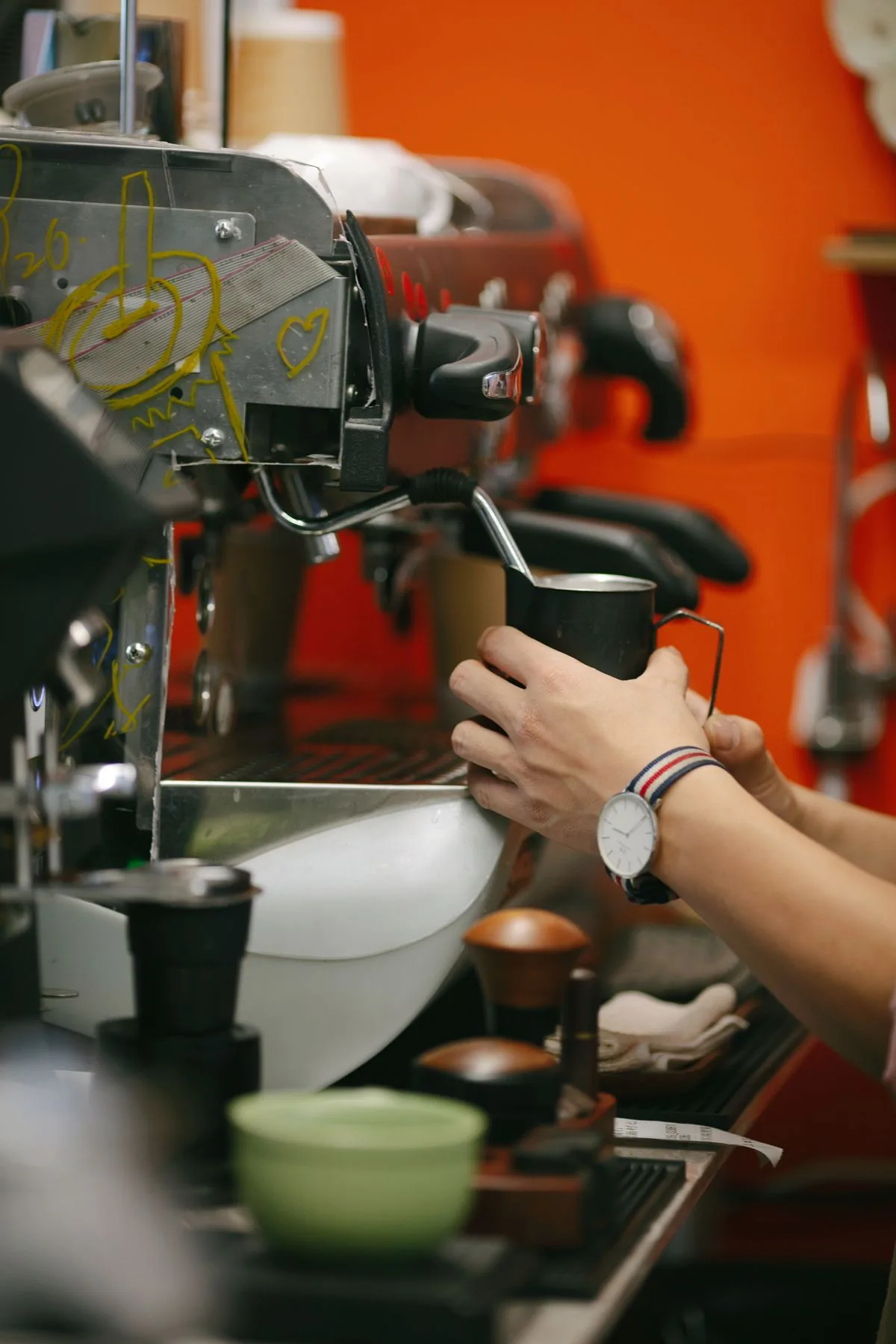 Barista preparando un café espresso. Imagen de referencia para una marca ficticia.