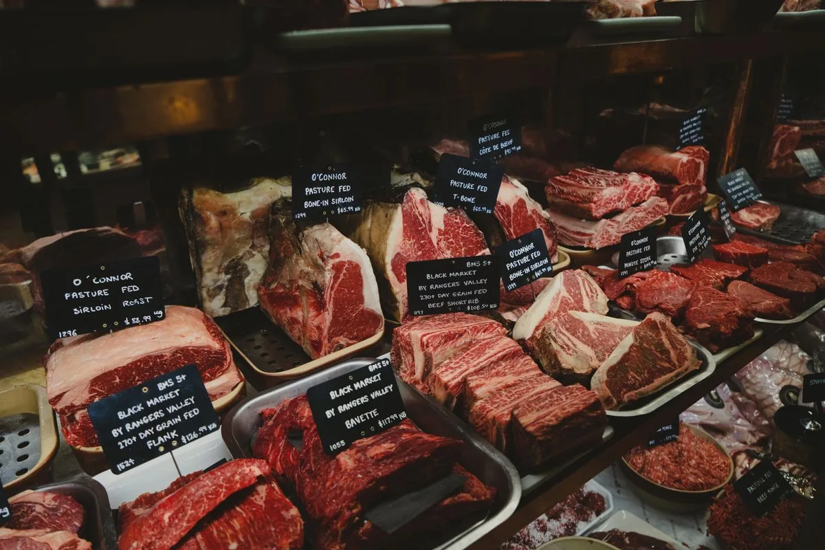 Cortes de carne en un mostrador. Imagen de referencia para una marca ficticia.