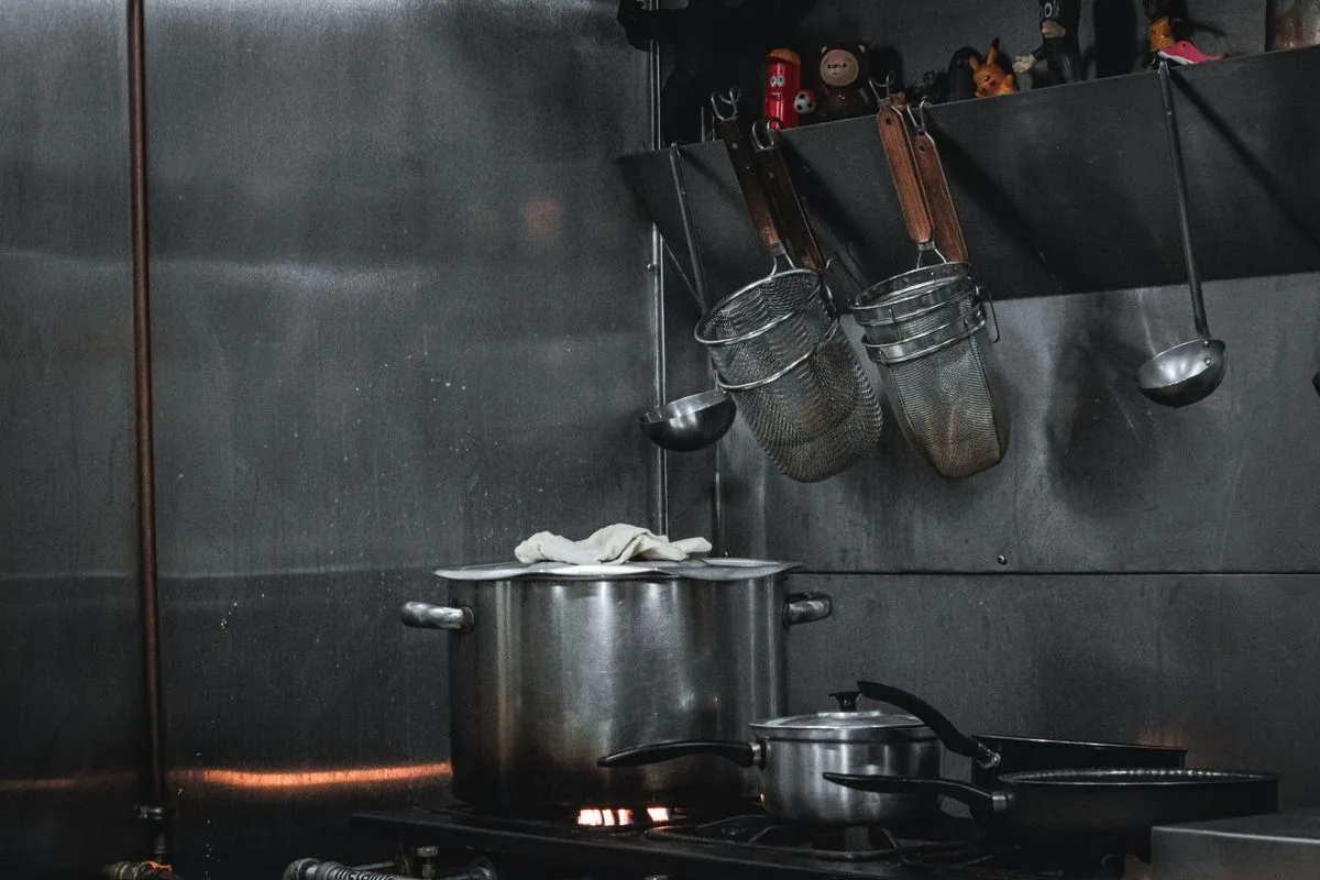 Cocina comercial con equipo de acero inoxidable. Imagen de referencia para una marca ficticia.