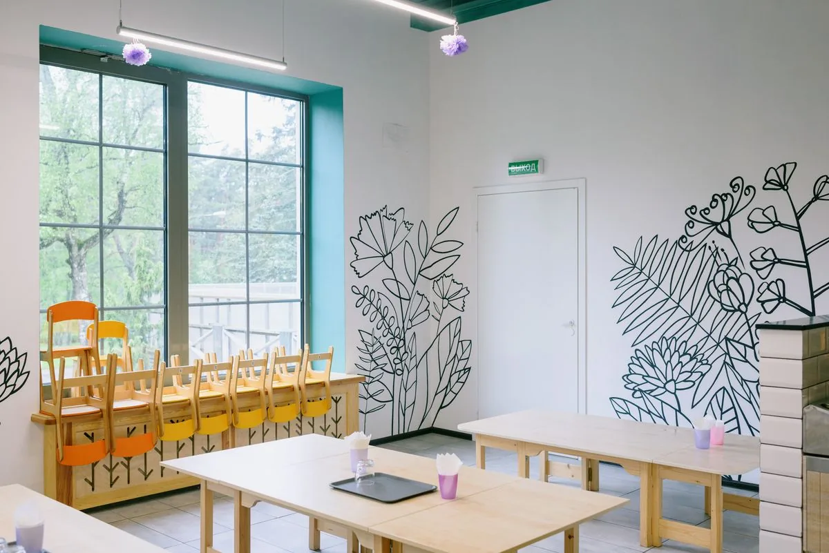 Aula vacía con mobiliario infantil. Imagen de referencia para una marca ficticia.