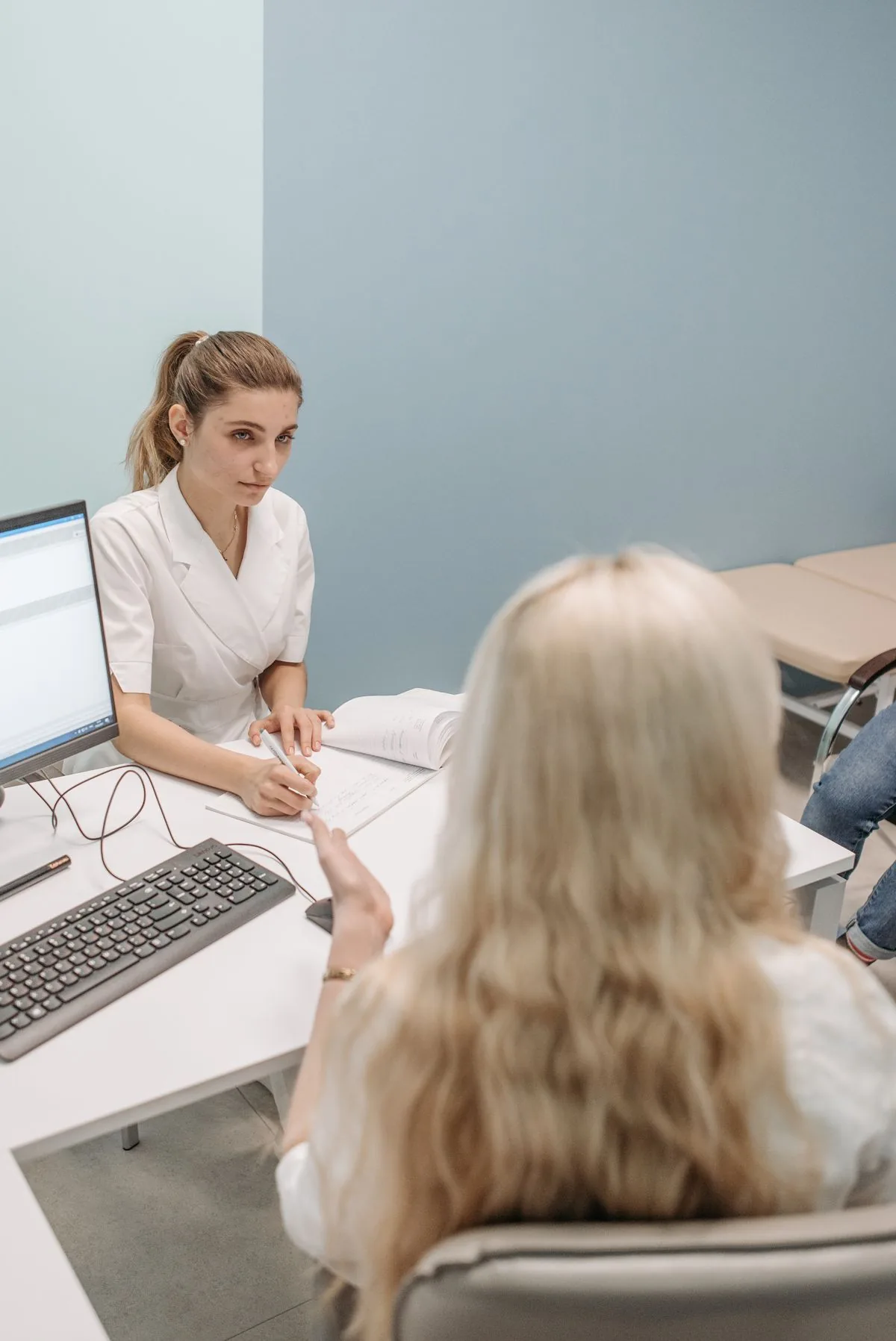 Profesional de salud atendiendo una consulta. Imagen de referencia para una marca ficticia.
