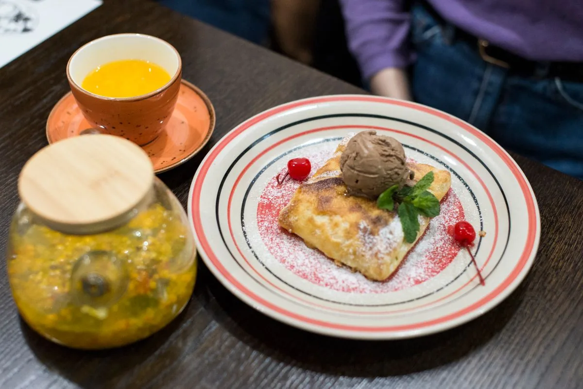 Crepa con helado de chocolate y cerezas. Imagen de referencia para una marca ficticia.