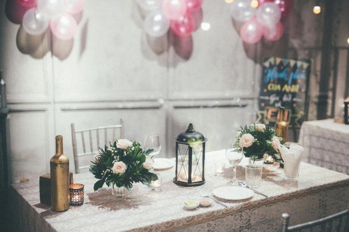 Mesa y salón decorados para una celebración. Imagen de referencia para una marca ficticia.