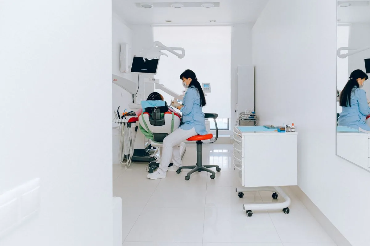 Interior de una clínica dental. Imagen de referencia para una marca ficticia.