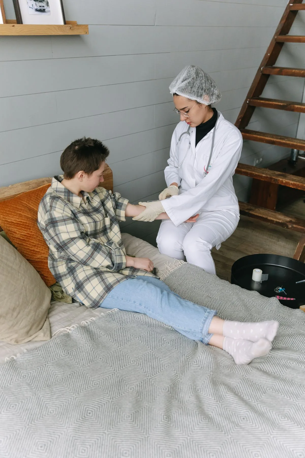 Profesional de salud atendiendo a una persona en casa. Imagen de referencia para una marca ficticia.