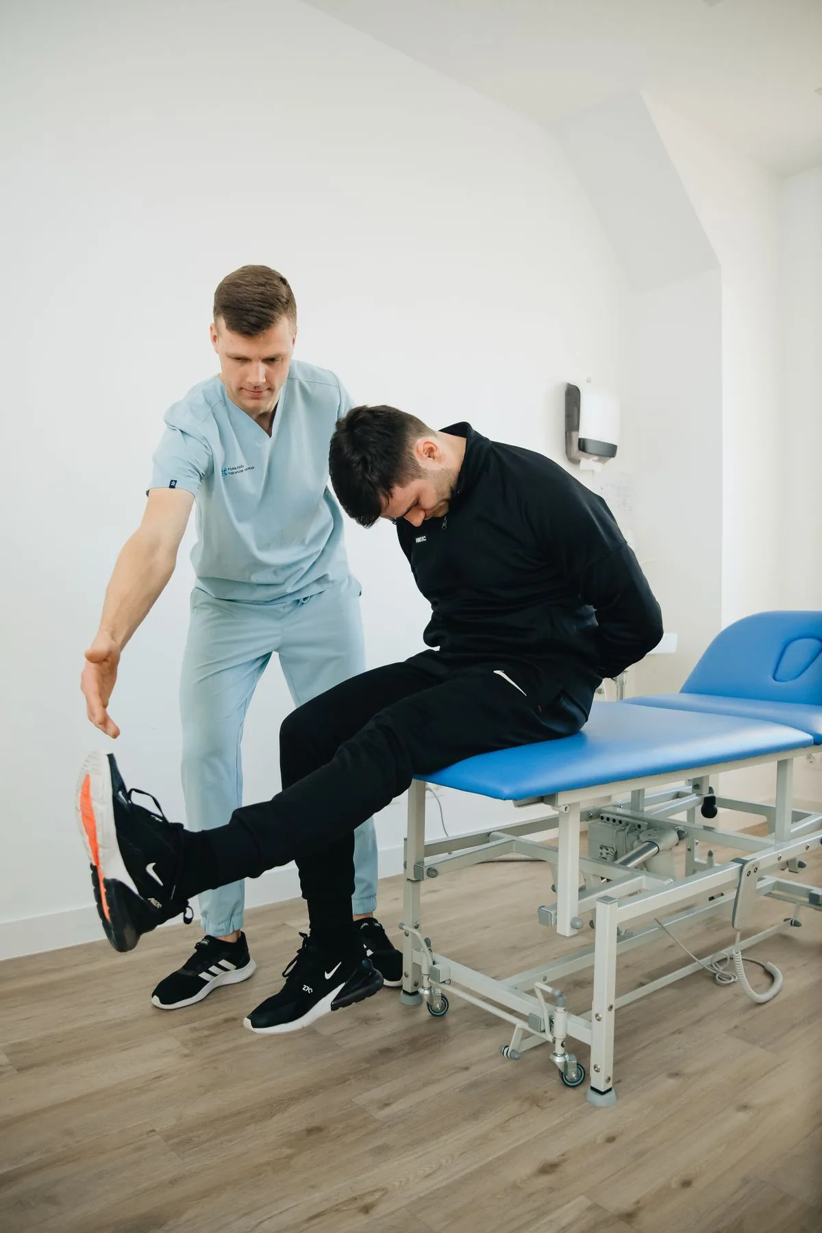 Sesión de fisioterapia con un paciente. Imagen de referencia para una marca ficticia.