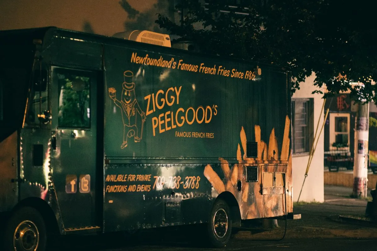 Food truck estacionado en la calle. Imagen de referencia para una marca ficticia.