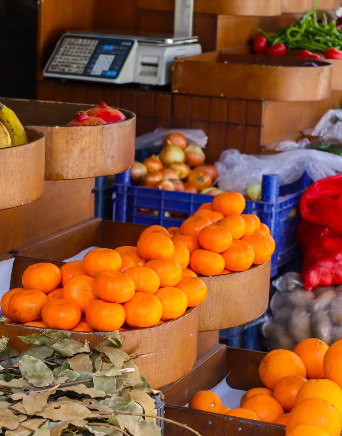 Exhibición de frutas y verduras en un puesto. Imagen de referencia para una marca ficticia.