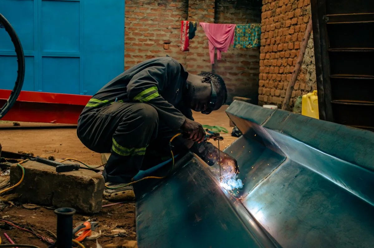 Soldadura de una pieza metálica en un taller. Imagen de referencia para una marca ficticia.