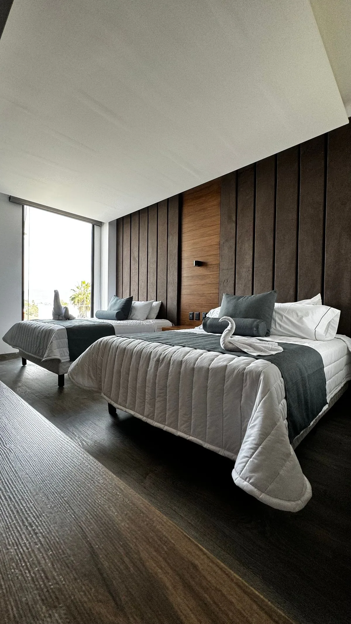 Habitación de hotel preparada para una estancia. Imagen de referencia para una marca ficticia.