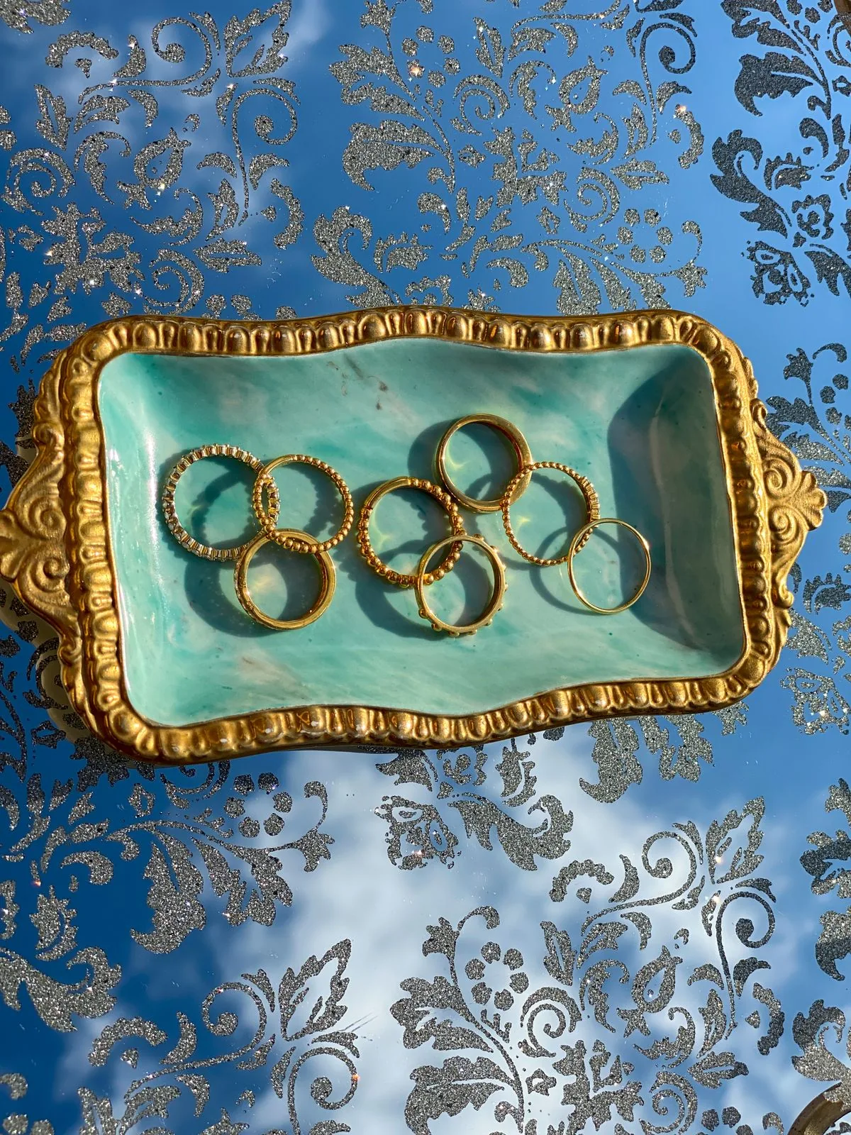 Anillos exhibidos sobre una bandeja. Imagen de referencia para una marca ficticia.