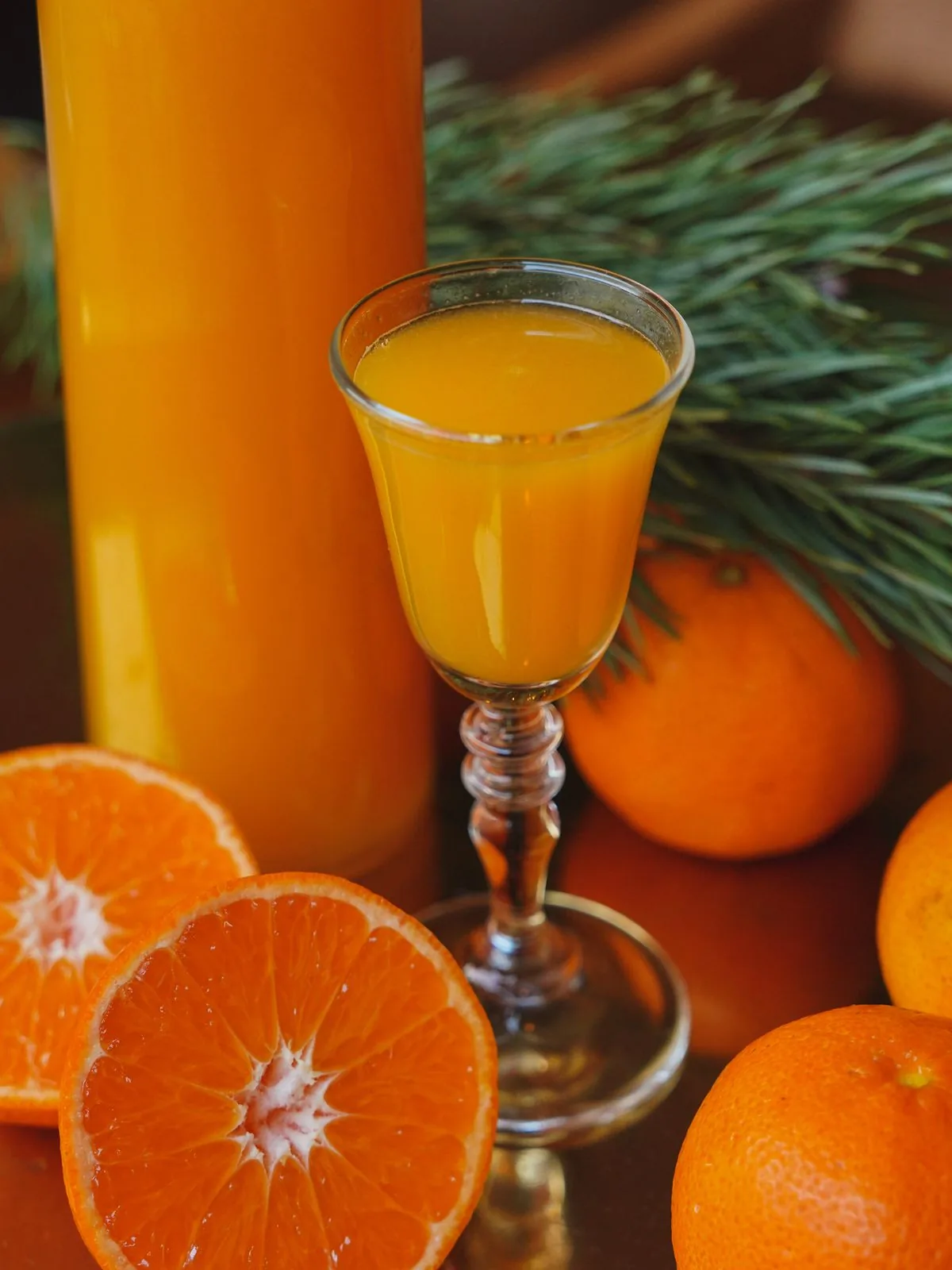 Vaso de jugo de naranja junto a fruta fresca. Imagen de referencia para una marca ficticia.