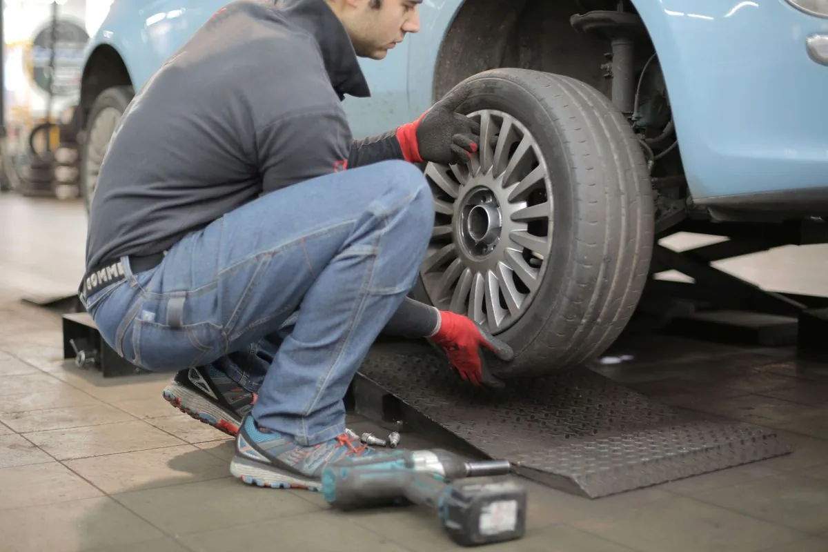 Cambio de una llanta de automóvil. Imagen de referencia para una marca ficticia.