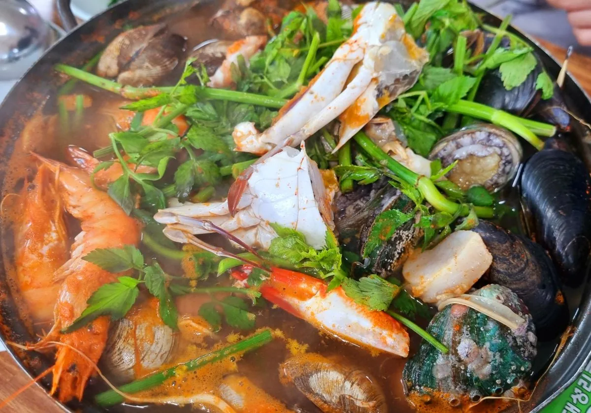 Platillo preparado con mariscos. Imagen de referencia para una marca ficticia.