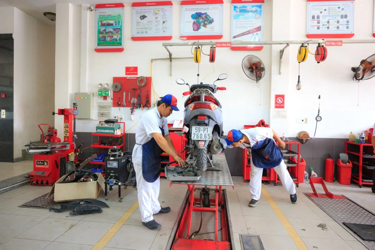 Revisión de una motocicleta en un taller. Imagen de referencia para una marca ficticia.