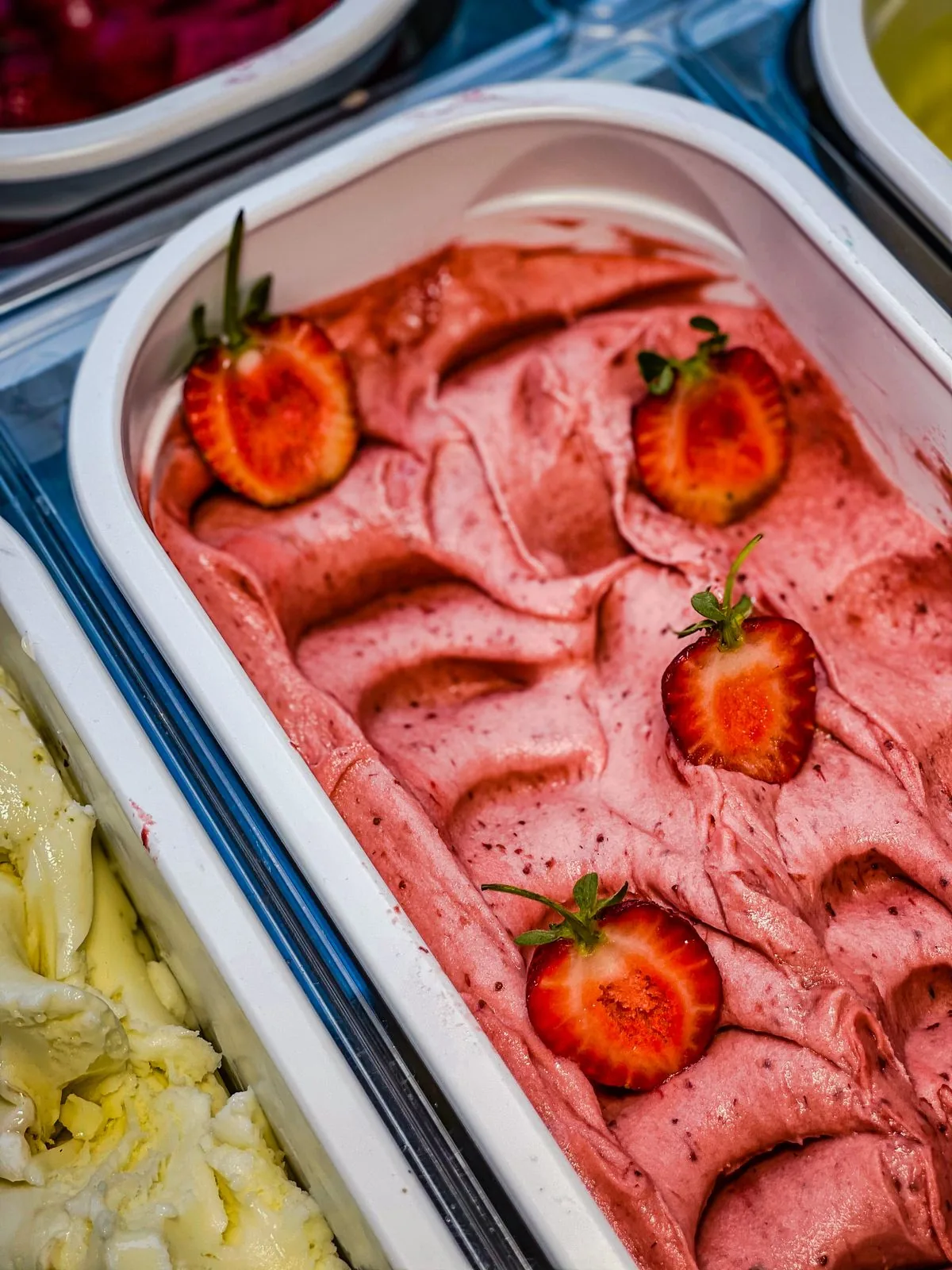 Helado de fresa en un recipiente. Imagen de referencia para una marca ficticia.