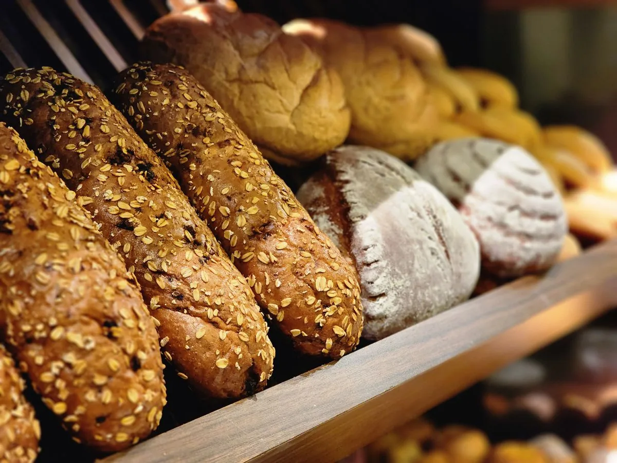 Selección de panes en una panadería. Imagen de referencia para una marca ficticia.