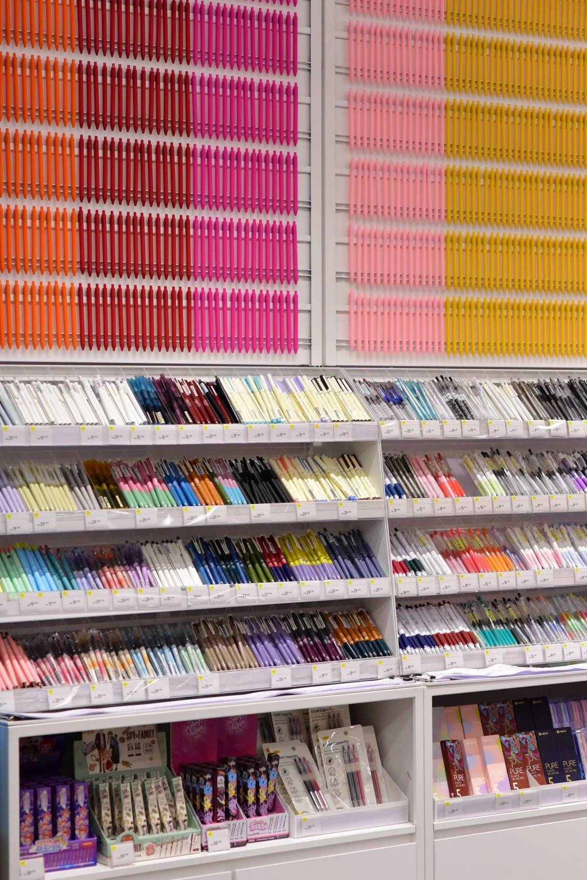 Exhibición de plumas y artículos de papelería. Imagen de referencia para una marca ficticia.