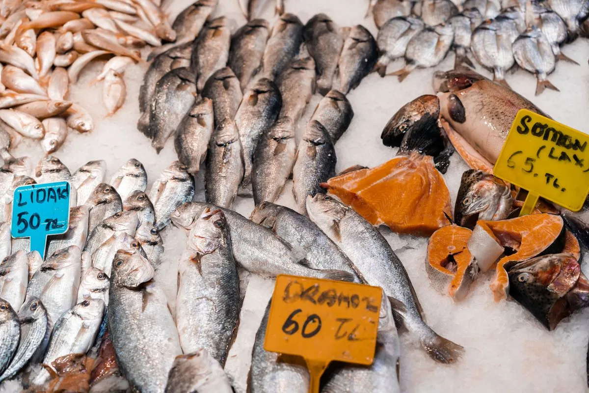 Pescado dispuesto para la venta en un mercado. Imagen de referencia para una marca ficticia.