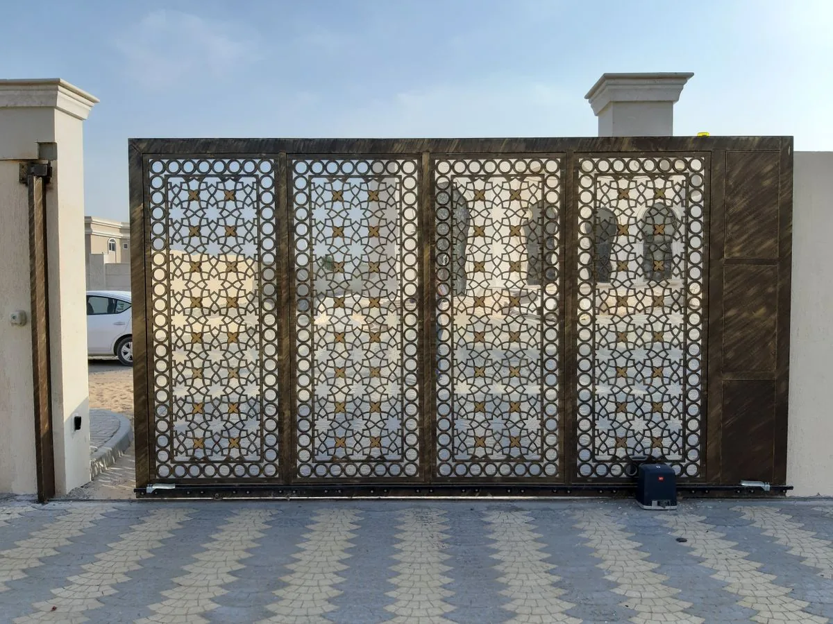 Portón corredizo de acceso a un inmueble. Imagen de referencia para una marca ficticia.