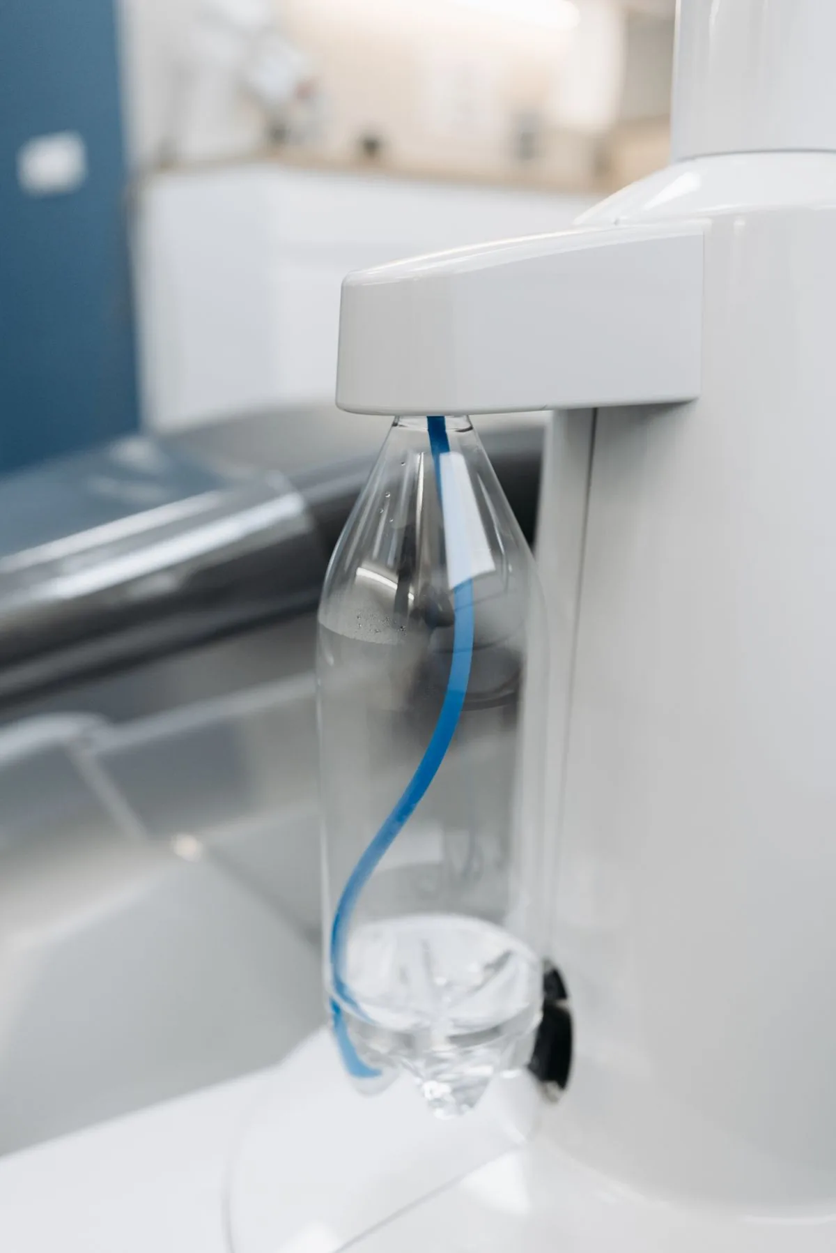 Botellón de agua colocado en un dispensador. Imagen de referencia para una marca ficticia.