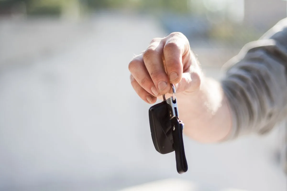 Entrega de llaves de un automóvil. Imagen de referencia para una marca ficticia.
