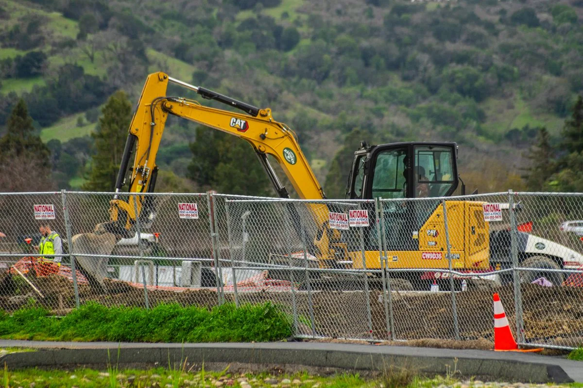 Excavadora trabajando en una obra. Imagen de referencia para una marca ficticia.