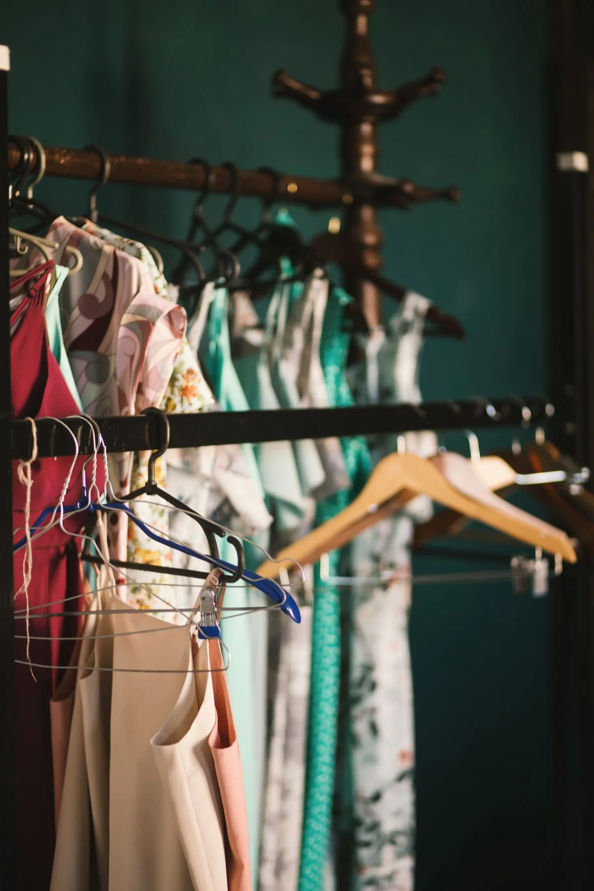 Vestidos organizados en un perchero. Imagen de referencia para una marca ficticia.