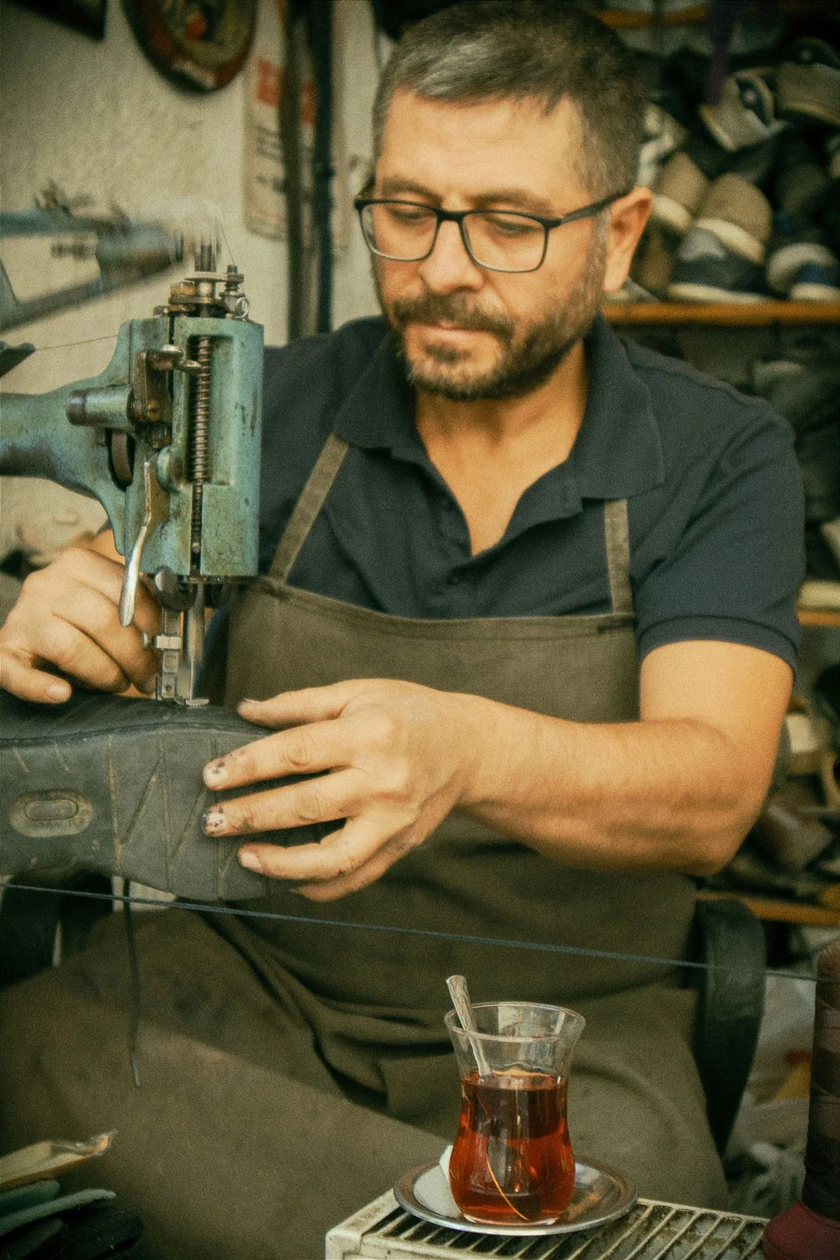 Reparación de calzado en un taller. Imagen de referencia para una marca ficticia.