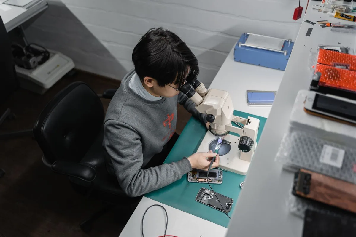 Reparación de los componentes de un teléfono. Imagen de referencia para una marca ficticia.