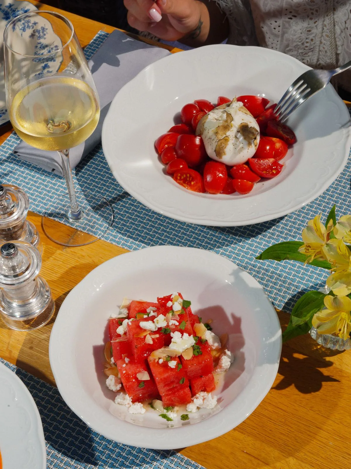 Platillos y bebidas sobre la mesa de un restaurante. Imagen de referencia para una marca ficticia.