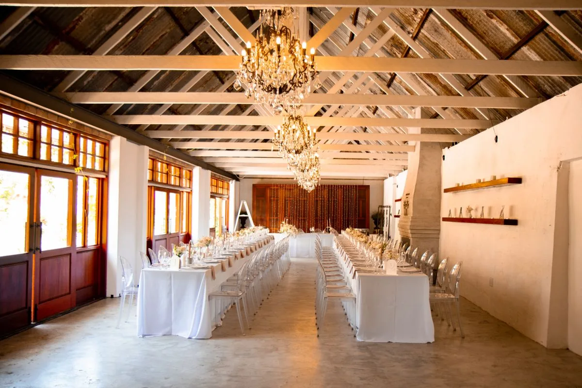 Salón preparado para una recepción de boda. Imagen de referencia para una marca ficticia.