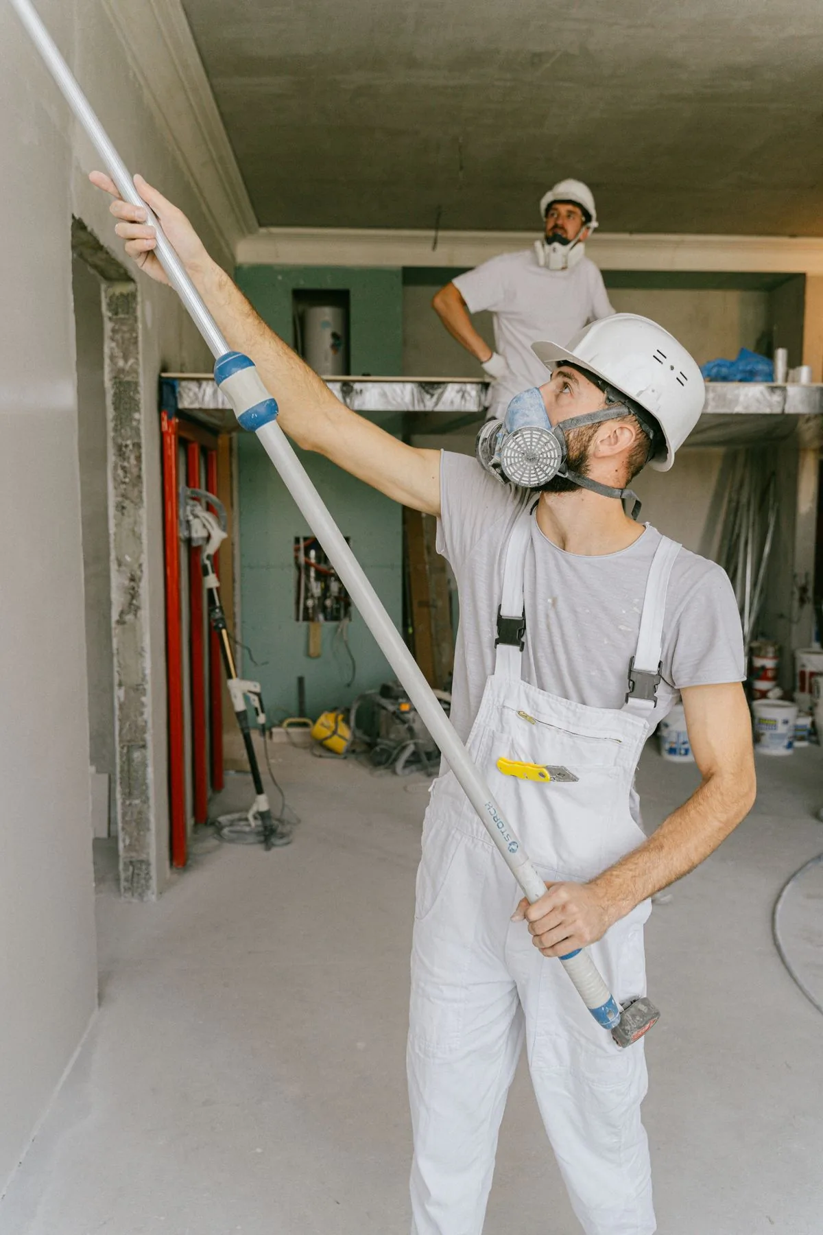 Trabajadores durante la remodelación de una casa. Imagen de referencia para una marca ficticia.