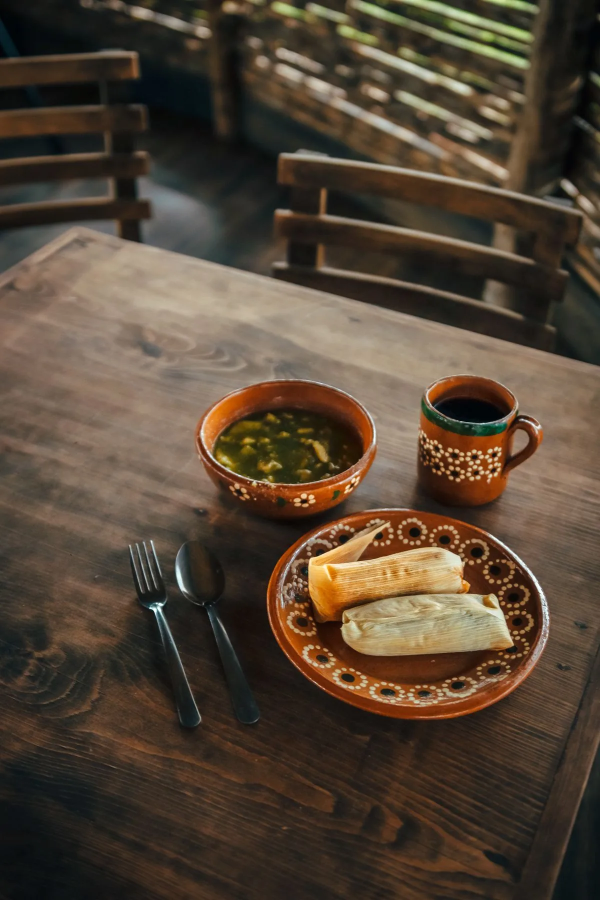 Tamales y alimentos servidos sobre una mesa. Imagen de referencia para una marca ficticia.