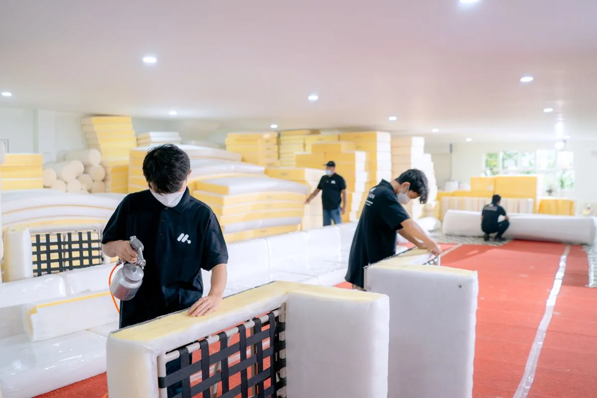 Trabajo de fabricación de mobiliario en un taller. Imagen de referencia para una marca ficticia.