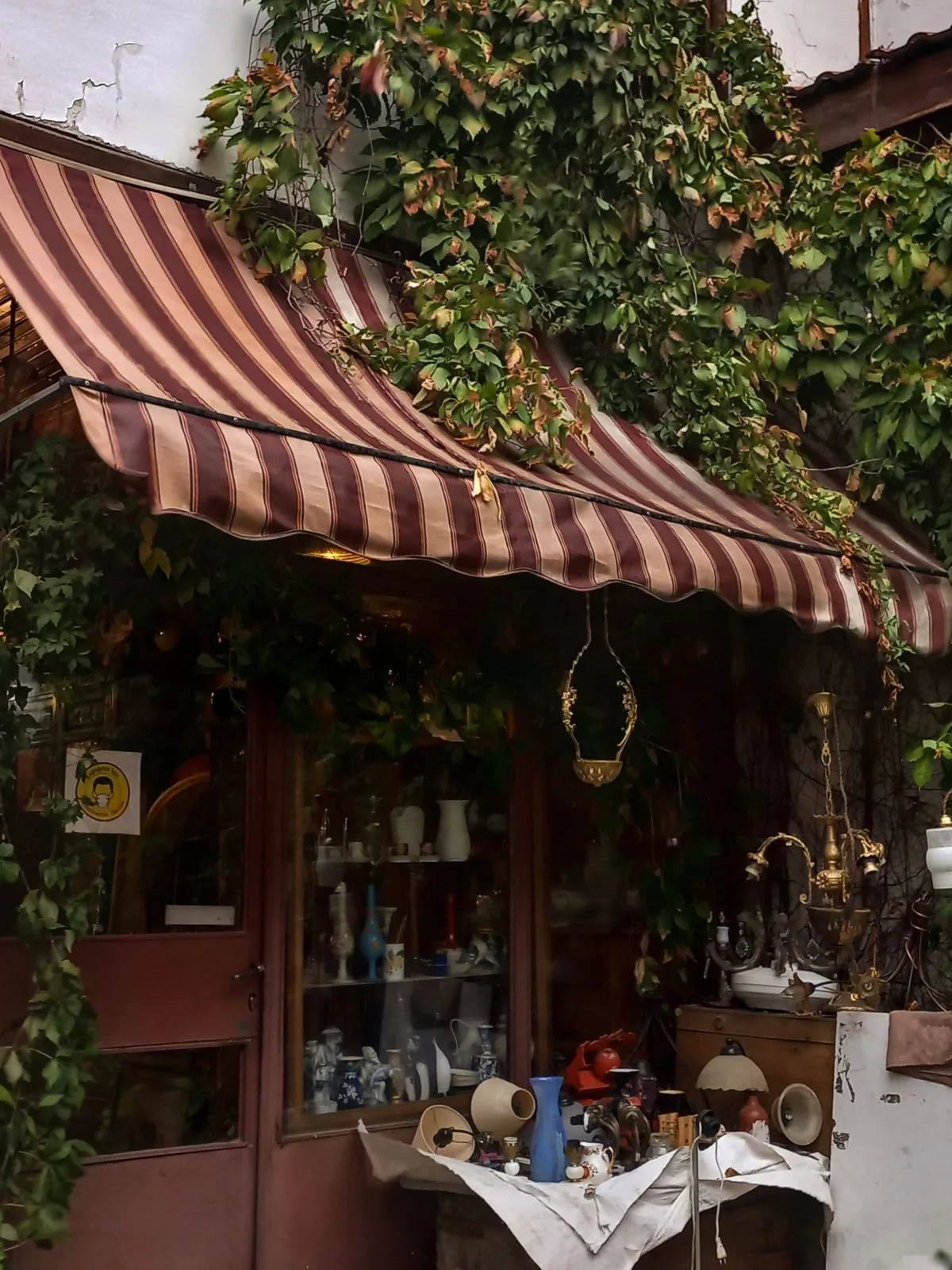 Fachada comercial con toldo. Imagen de referencia para una marca ficticia.