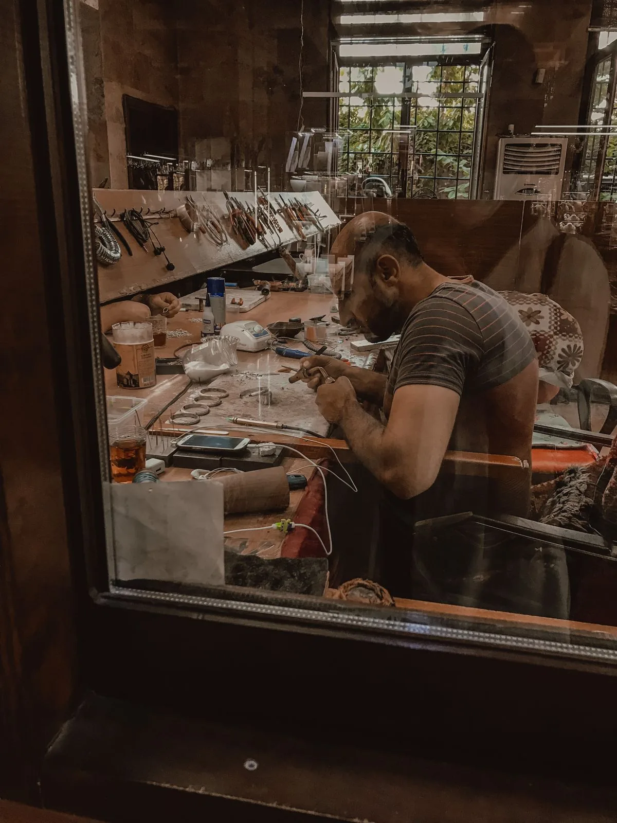 Instalación de un marco de ventana, escena creada con IA. Imagen de referencia para una marca ficticia.